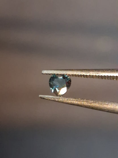 Natural London Blue Topaz - 0.125 ct - heart - irradiated - high quality