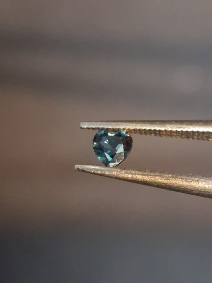 Natural London Blue Topaz - 0.125 ct - heart - irradiated - high quality
