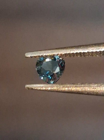 Natural London Blue Topaz - 0.125 ct - heart - irradiated - high quality