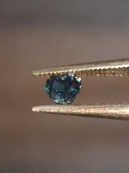Natural London Blue Topaz - 0.125 ct - heart - irradiated - high quality