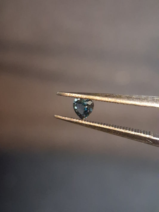 Natural London Blue Topaz - 0.125 ct - heart - high end jewelry quality