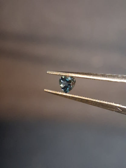 Natural London Blue Topaz - 0.125 ct - heart - high end jewelry quality