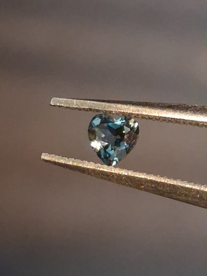 Natural London Blue Topaz - 0.125 ct - heart - high end jewelry quality