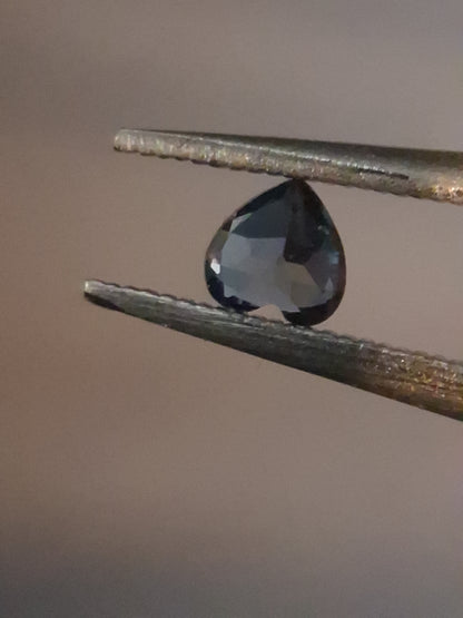 Natural London Blue Topaz - 0.125 ct - heart - high end jewelry quality