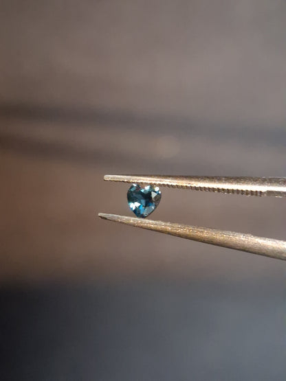 Natural London Blue Topaz - 0.125 ct - heart - high end jewelry quality - excellent