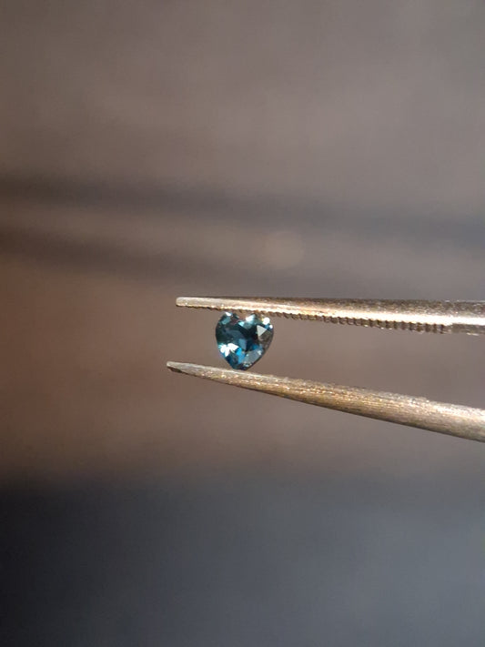 Natural London Blue Topaz - 0.125 ct - heart - high end jewelry quality - excellent