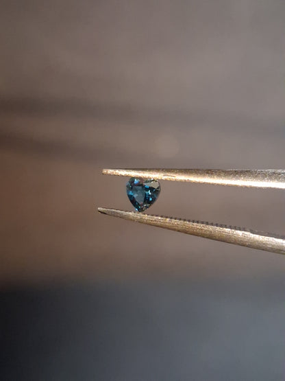 Natural London Blue Topaz - 0.125 ct - heart - high end jewelry quality - excellent