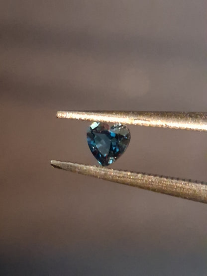 Natural London Blue Topaz - 0.125 ct - heart - high end jewelry quality - excellent