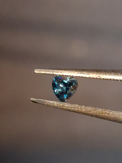Natural London Blue Topaz - 0.125 ct - heart - high end jewelry quality - excellent