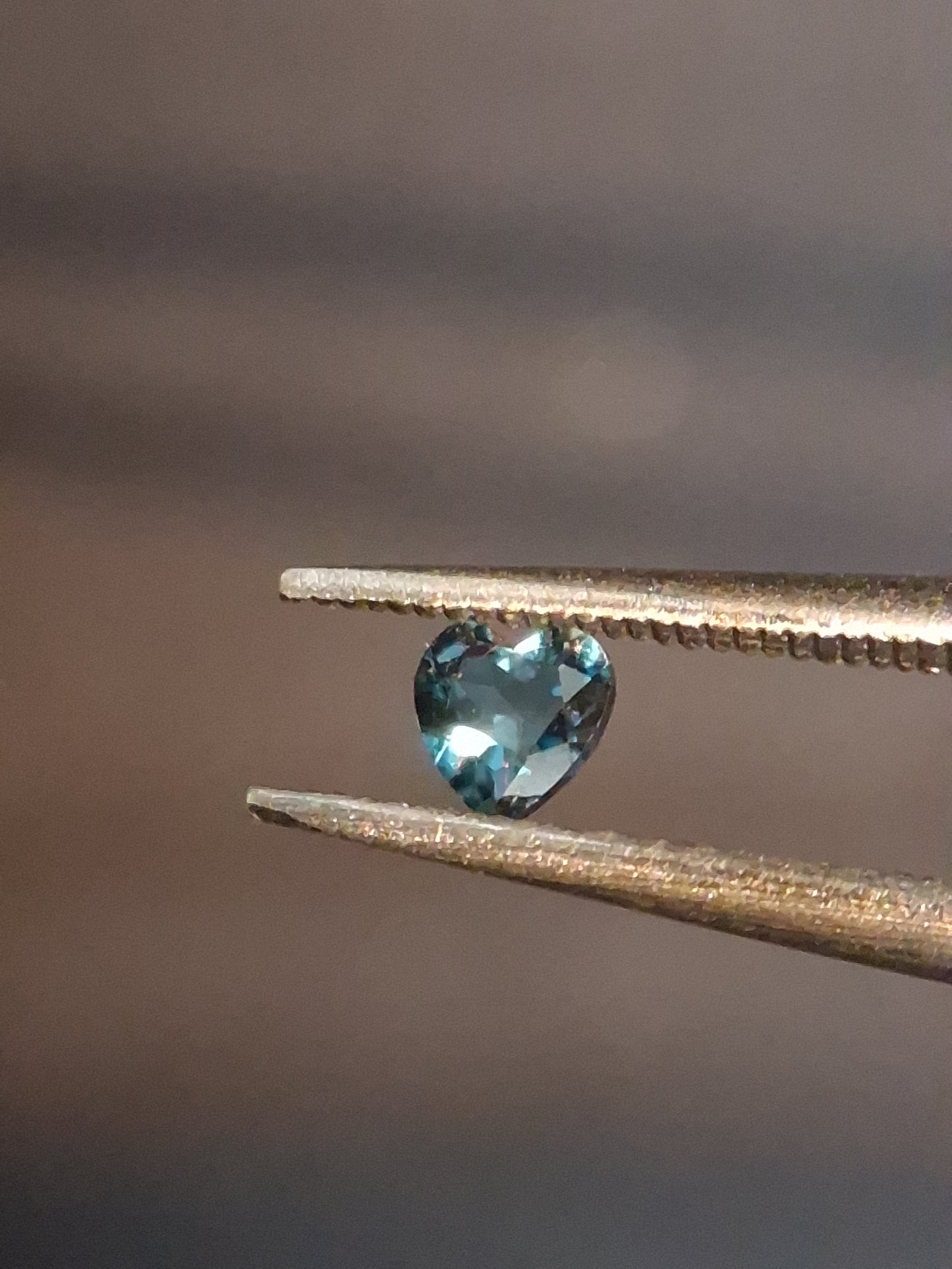 Natural London Blue Topaz - 0.125 ct - heart - high end jewelry quality - excellent