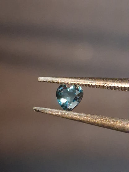 Natural London Blue Topaz - 0.125 ct - heart - high end jewelry quality - excellent