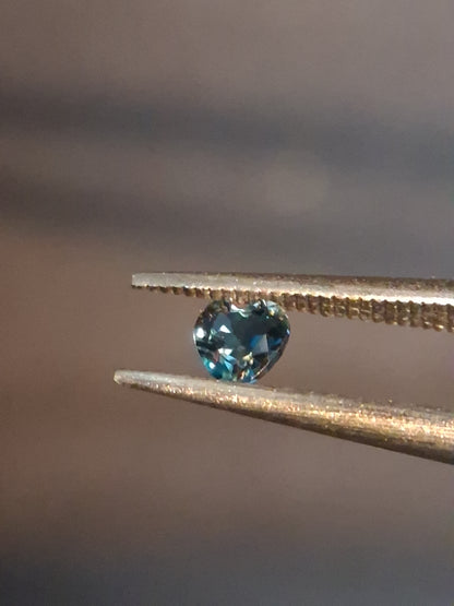 Natural London Blue Topaz - 0.125 ct - heart - high end jewelry quality - excellent