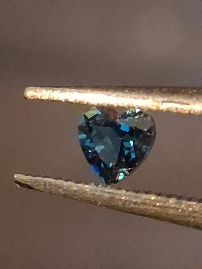 Natural London Blue Topaz - 0.125 ct - heart - high end jewelry quality - excellent