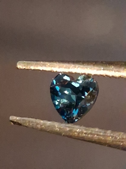 Natural London Blue Topaz - 0.125 ct - heart - high end jewelry quality - excellent