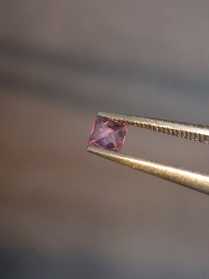 Natural Purple Sapphire - 0.185 ct - Square cut - unheated - Africa - Medium Purple