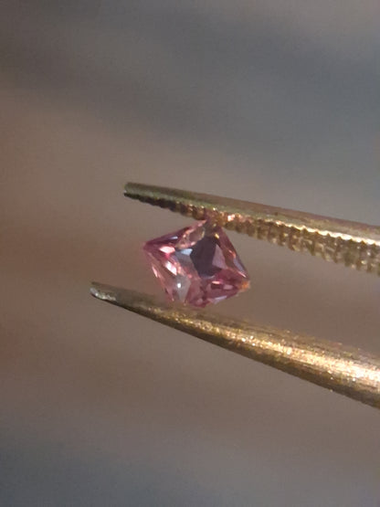 Natural Purple Sapphire - 0.189 ct - Square cut - unheated - Africa - Medium Purple