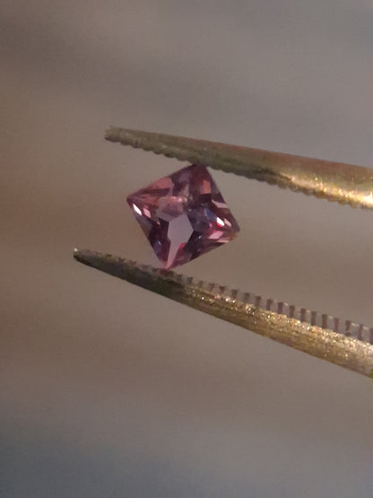 Natural Purple Sapphire - 0.189 ct - Square cut - unheated - Africa - Medium Purple
