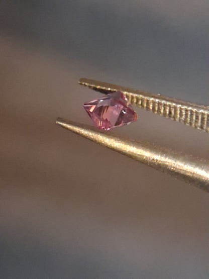 Natural Purple Sapphire - 0.189 ct - Square cut - unheated - Africa - Medium Purple