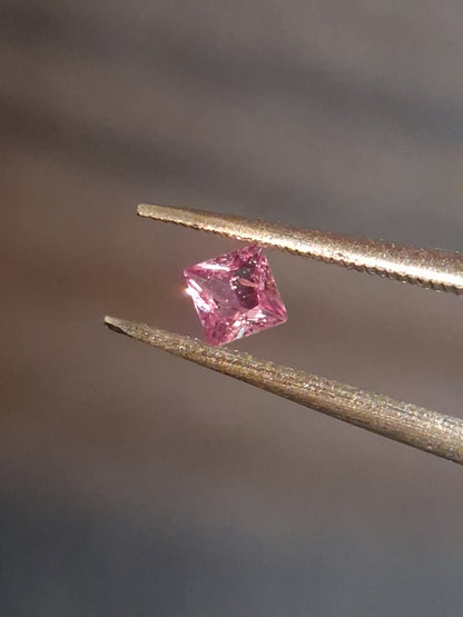 Natural Purple Sapphire - 0.182 ct - Square cut - unheated - Africa - pinkish Purple