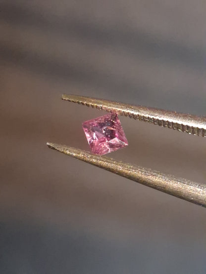 Natural Purple Sapphire - 0.182 ct - Square cut - unheated - Africa - pinkish Purple