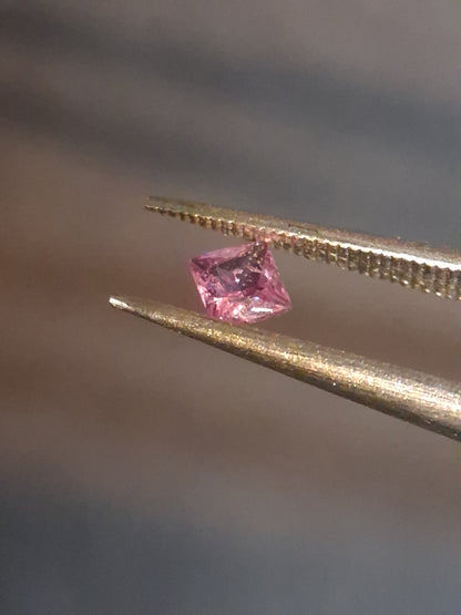 Natural Purple Sapphire - 0.182 ct - Square cut - unheated - Africa - pinkish Purple