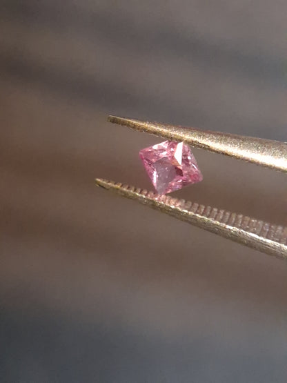 Natural Purple Sapphire - 0.182 ct - Square cut - unheated - Africa - pinkish Purple