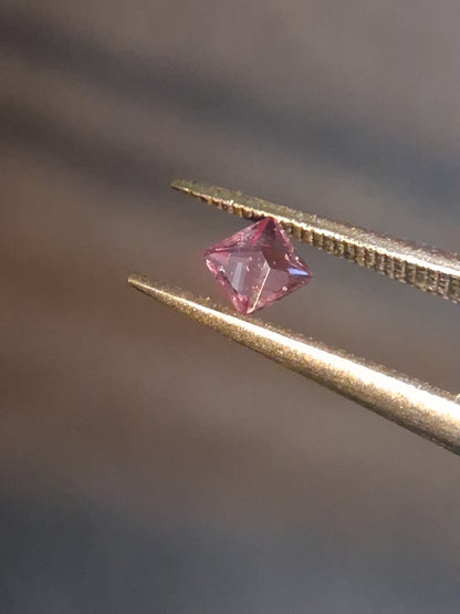 Natural Purple Sapphire - 0.182 ct - Square cut - unheated - Africa - pinkish Purple