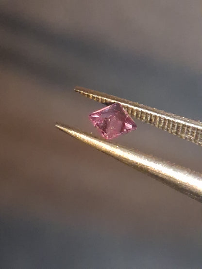 Natural Purple Sapphire - 0.182 ct - Square cut - unheated - Africa - pinkish Purple