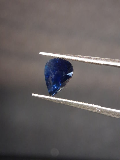 Natural Blue Sapphire - 1.07 ct - pear - unheated - SI - Medium blue