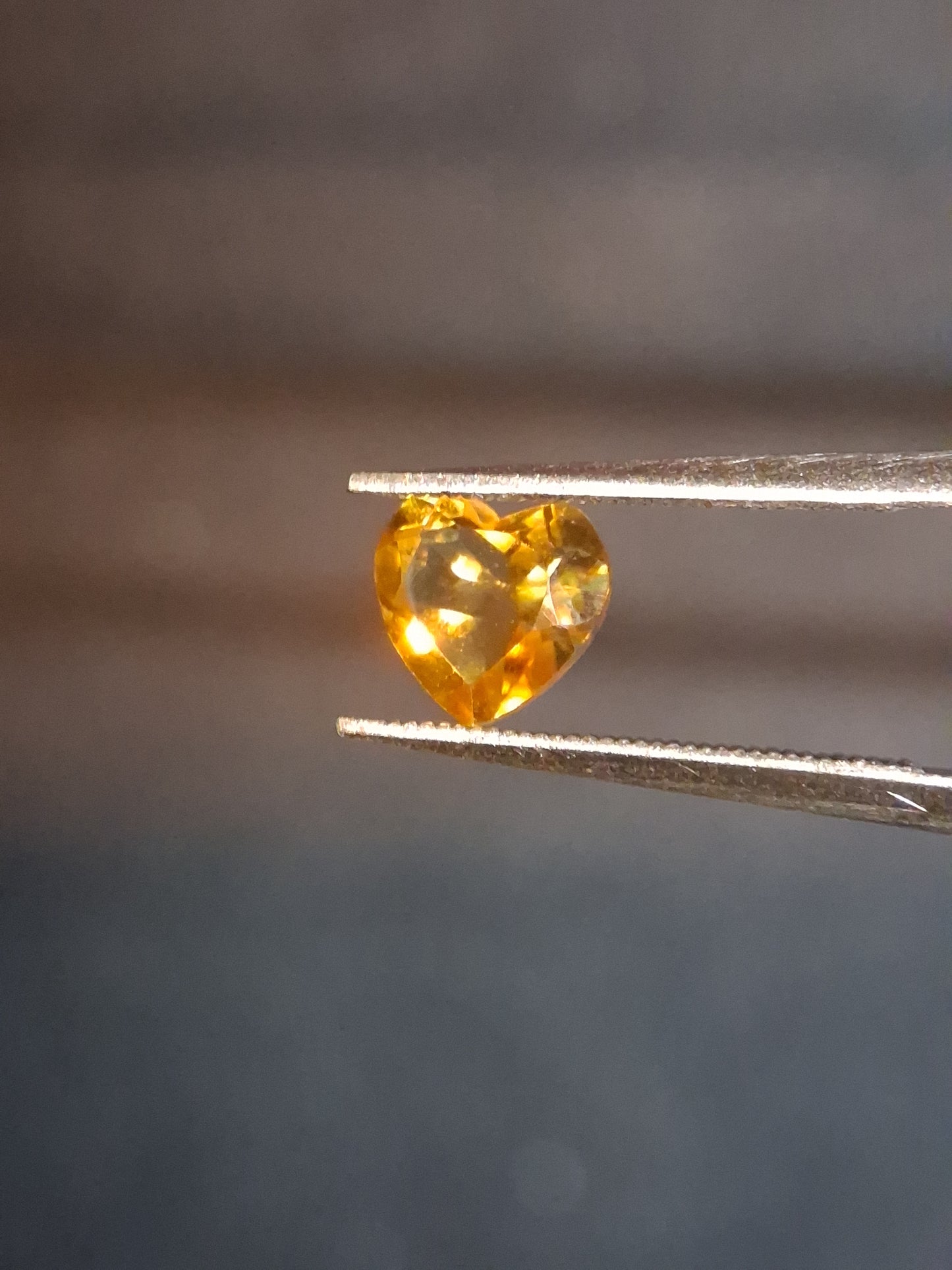 Natural Citrine - 0.695 ct - heart - yellow- excellent - Natural Gems Belgium