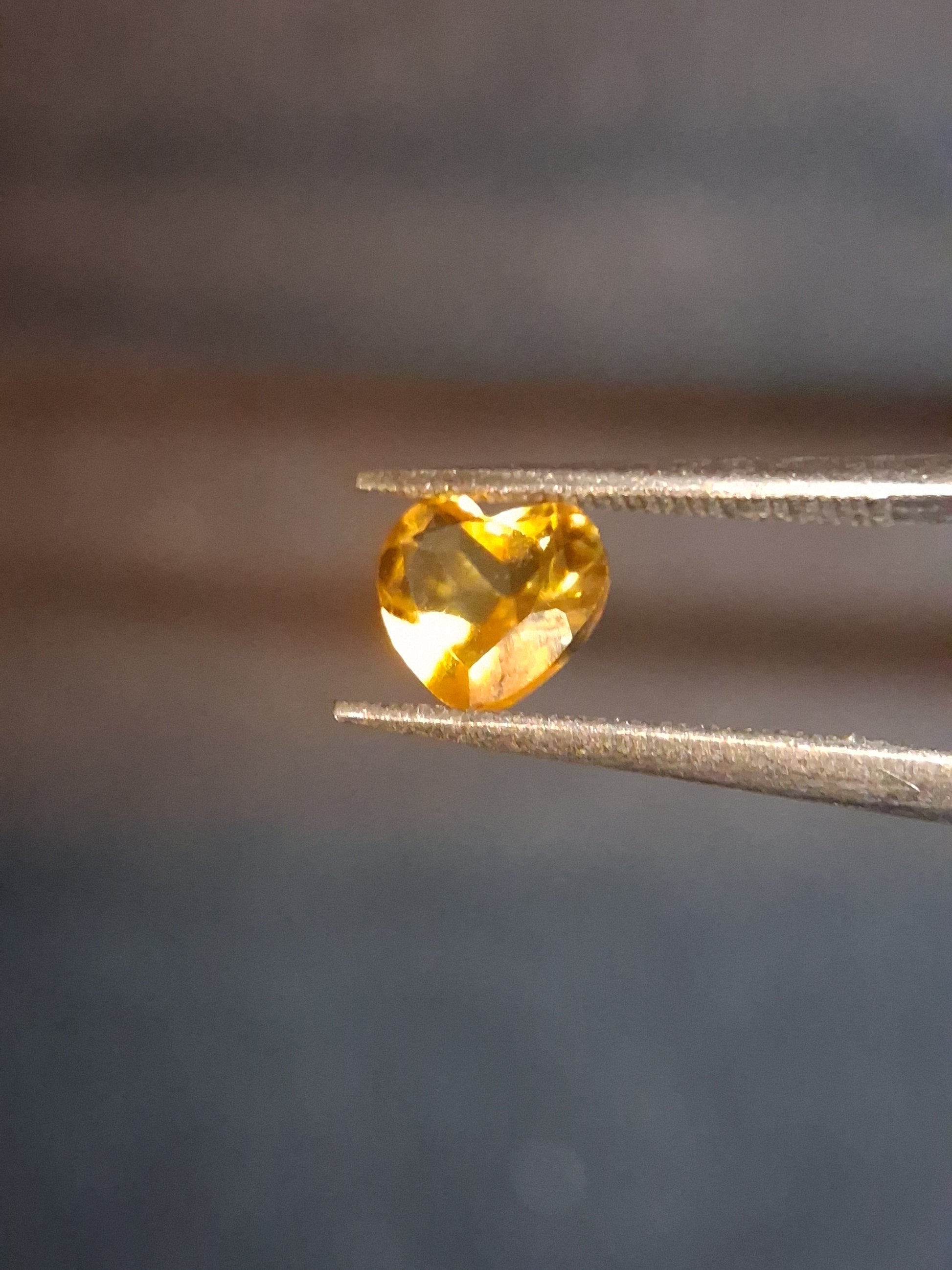 Natural Citrine - 0.695 ct - heart - yellow- excellent - Natural Gems Belgium