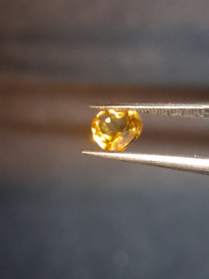 Natural Citrine - 0.695 ct - heart - yellow- excellent - Natural Gems Belgium