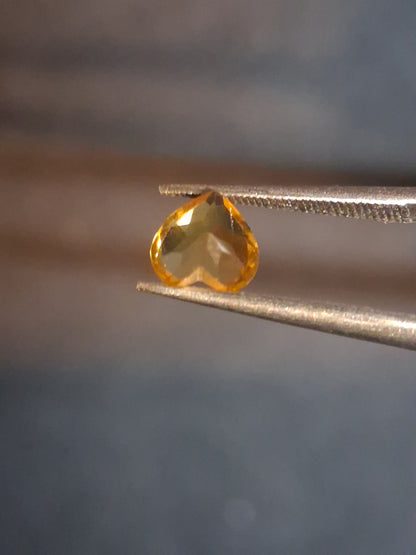 Natural Citrine - 0.695 ct - heart - yellow- excellent - Natural Gems Belgium