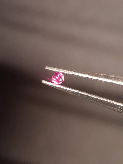 Natural Pink Sapphire - 0.039 ct -2mm Round cut - unheated - Africa - high quality