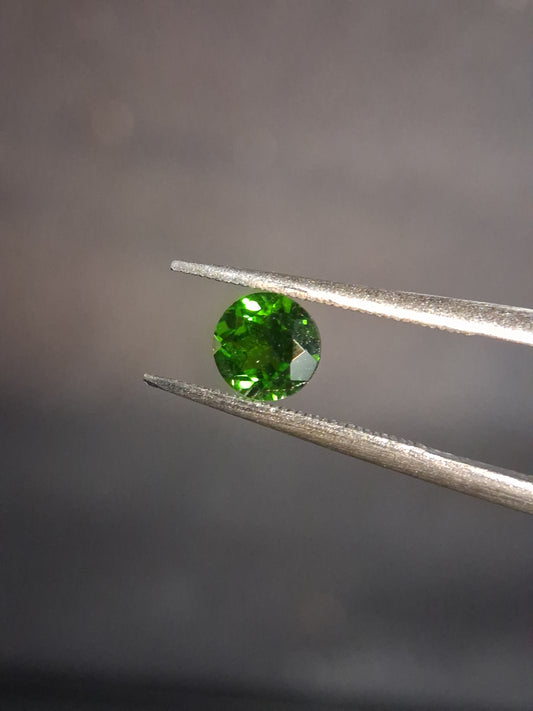 Natural Diopside - 0.625 ct - round - 5mm - green - chromium diopside - Natural Gems Belgium