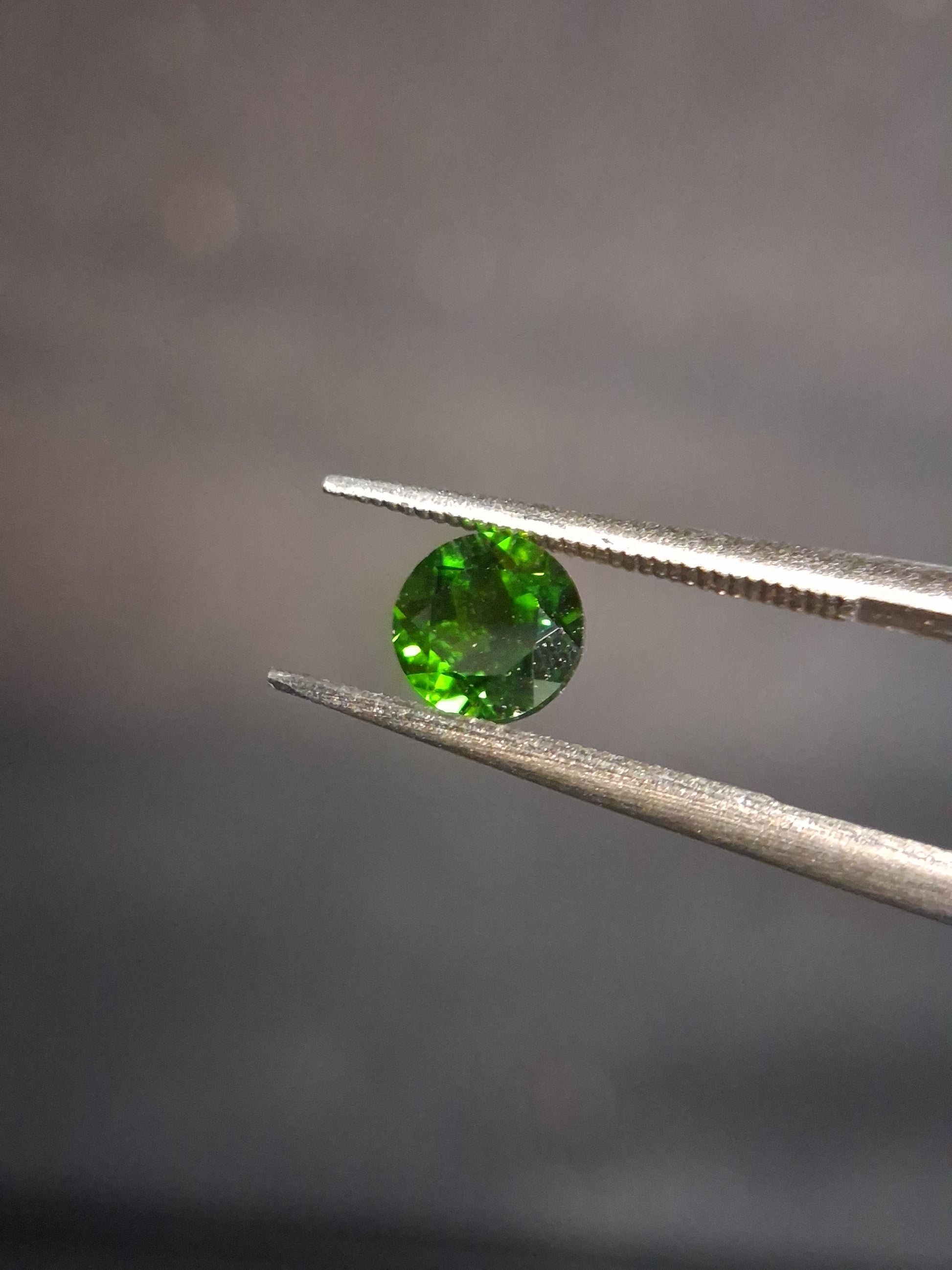 Natural Diopside - 0.625 ct - round - 5mm - green - chromium diopside - Natural Gems Belgium