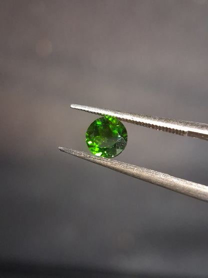 Natural Diopside - 0.625 ct - round - 5mm - green - chromium diopside - Natural Gems Belgium