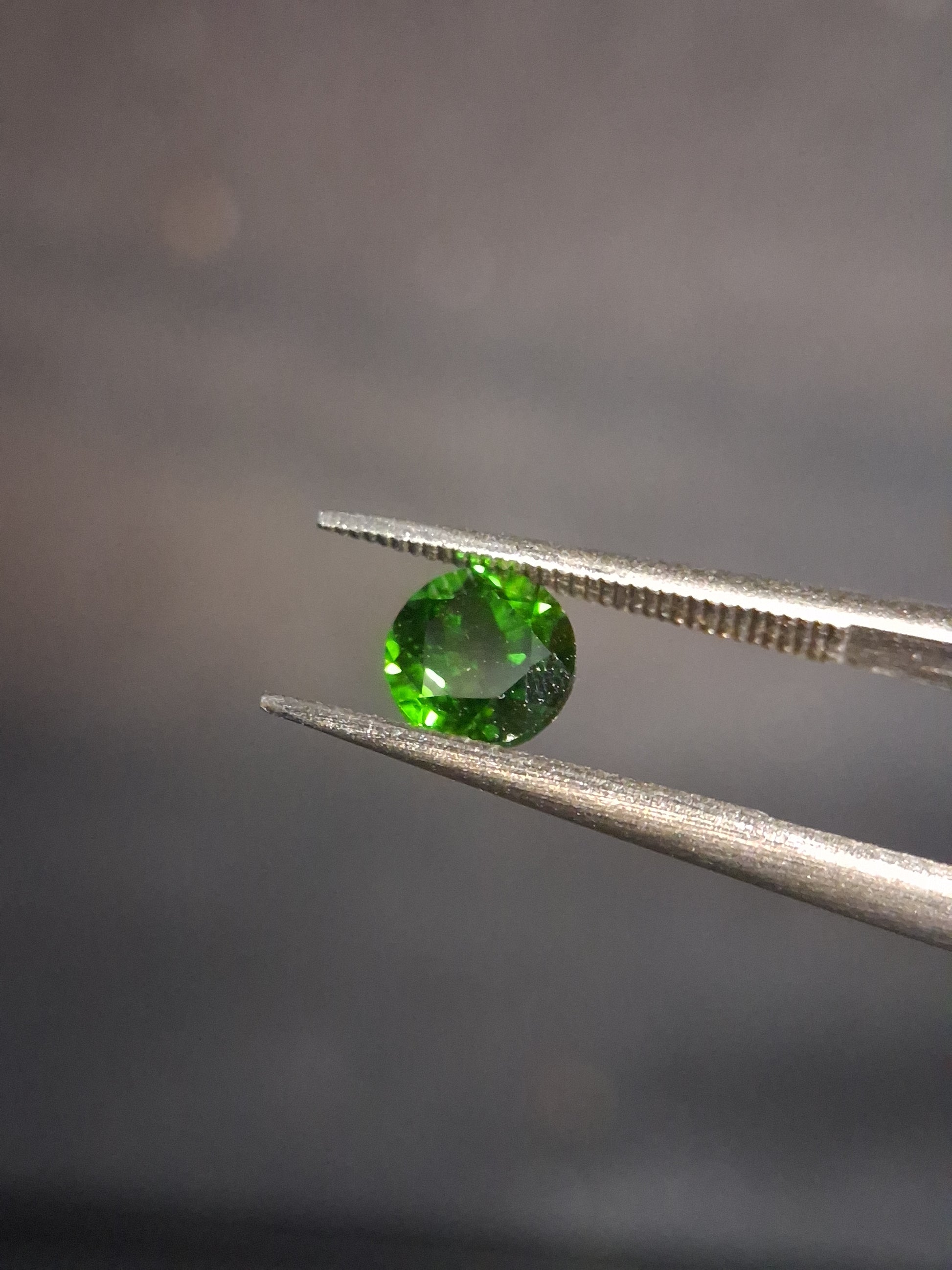 Natural Diopside - 0.625 ct - round - 5mm - green - chromium diopside - Natural Gems Belgium