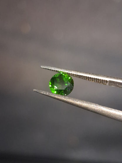 Natural Diopside - 0.625 ct - round - 5mm - green - chromium diopside - Natural Gems Belgium