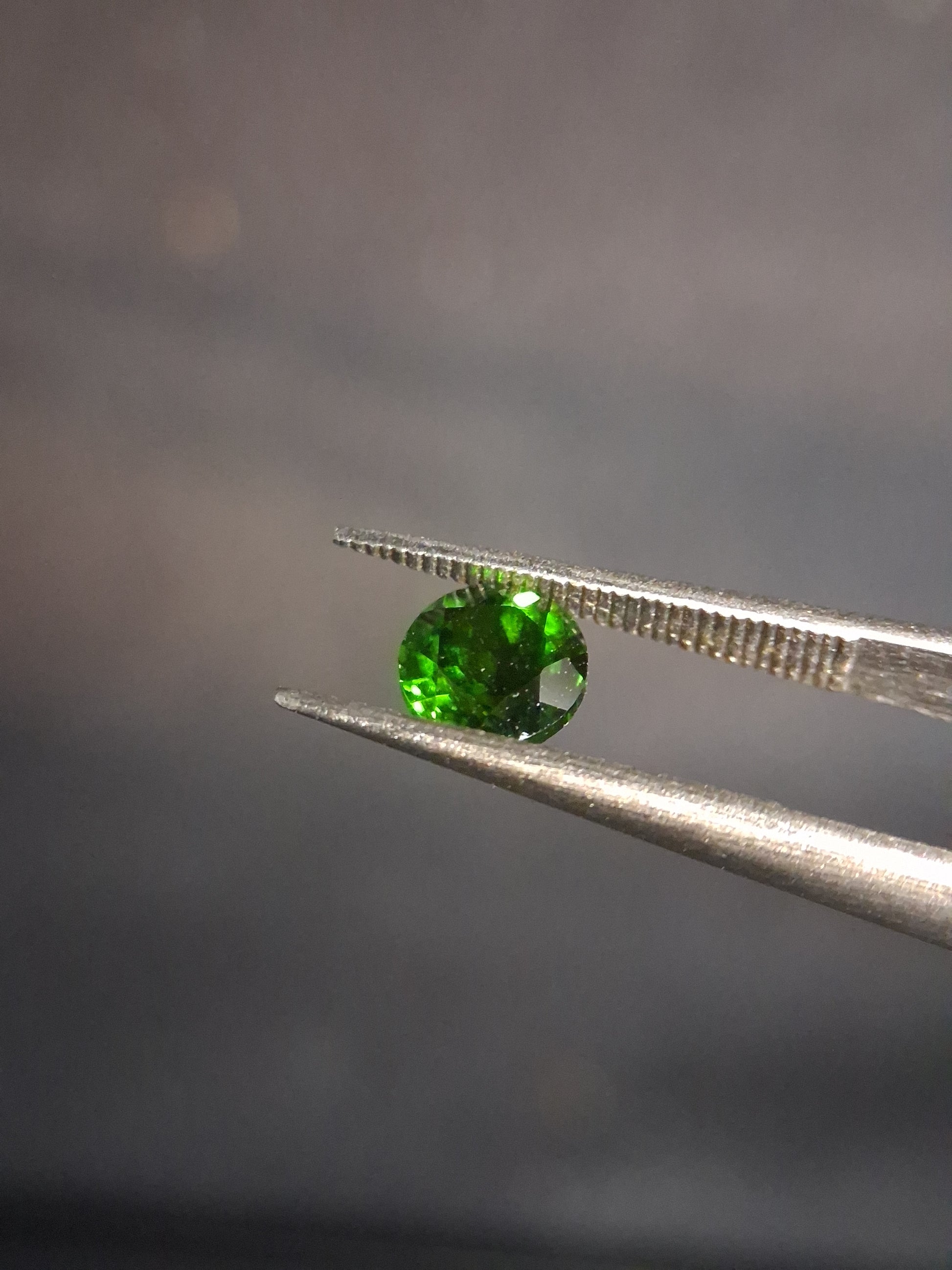 Natural Diopside - 0.625 ct - round - 5mm - green - chromium diopside - Natural Gems Belgium