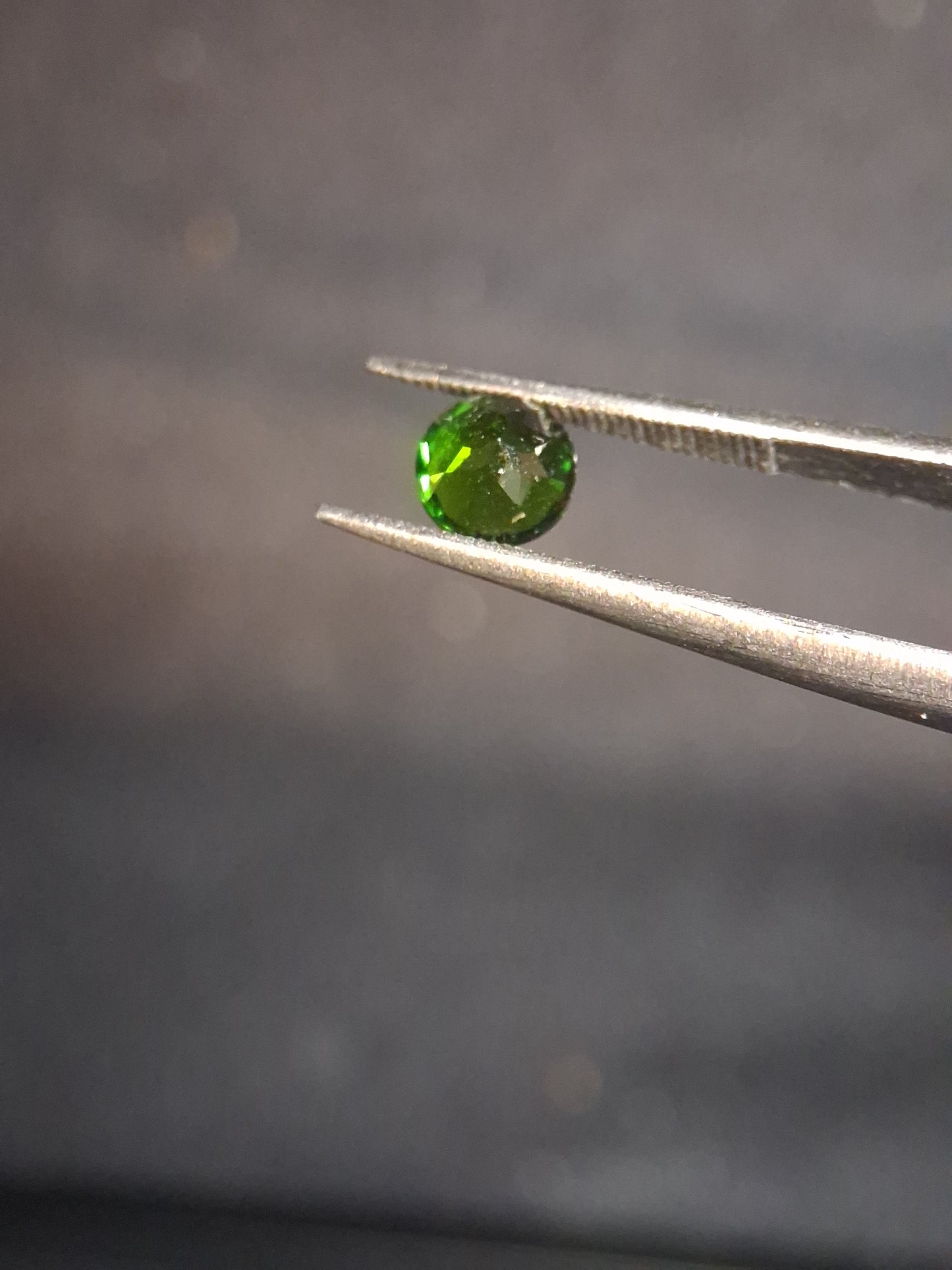 Natural Diopside - 0.625 ct - round - 5mm - green - chromium diopside - Natural Gems Belgium
