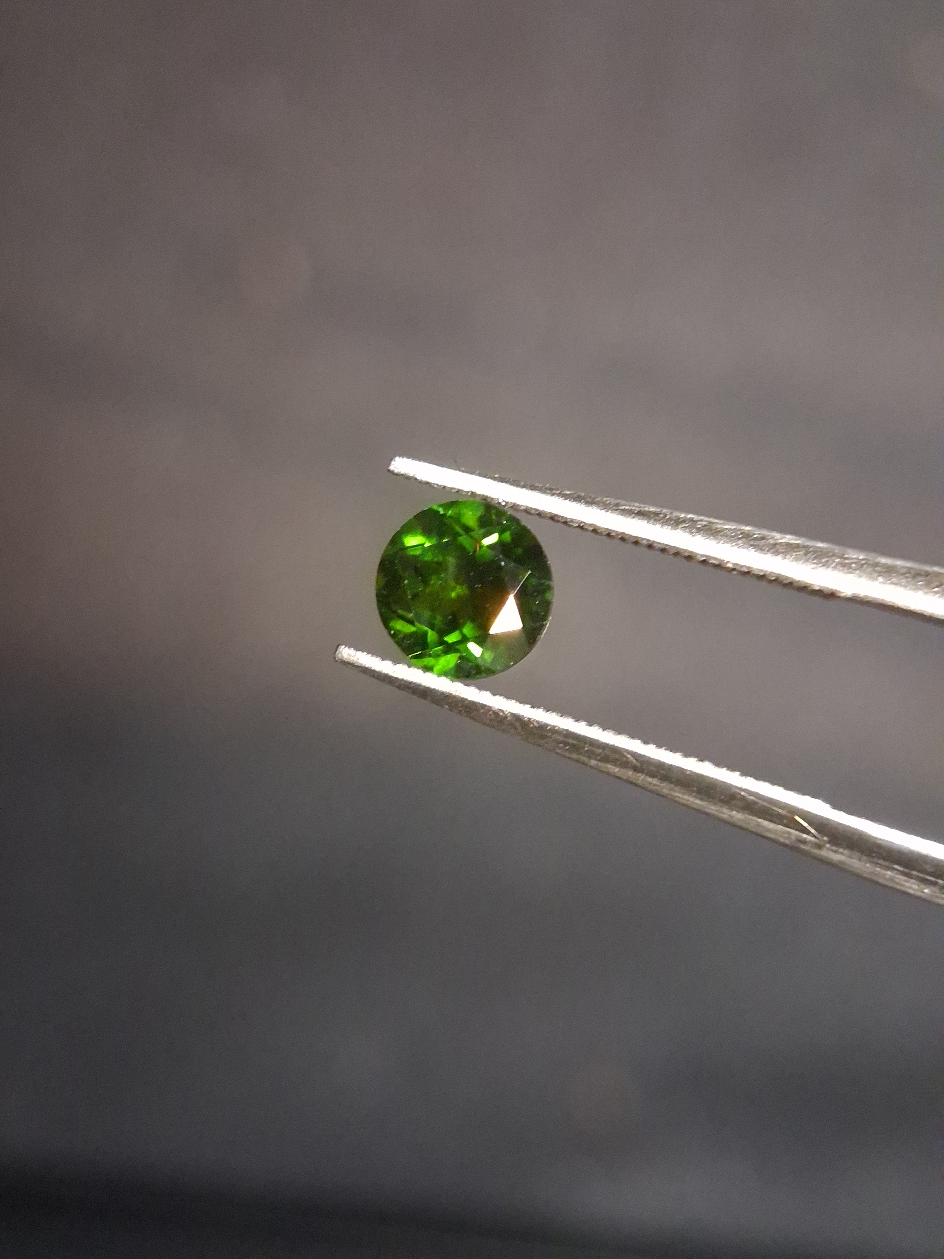 Natural Diopside - 0.590 ct - round - 5mm - green - chromium diopside - Natural Gems Belgium