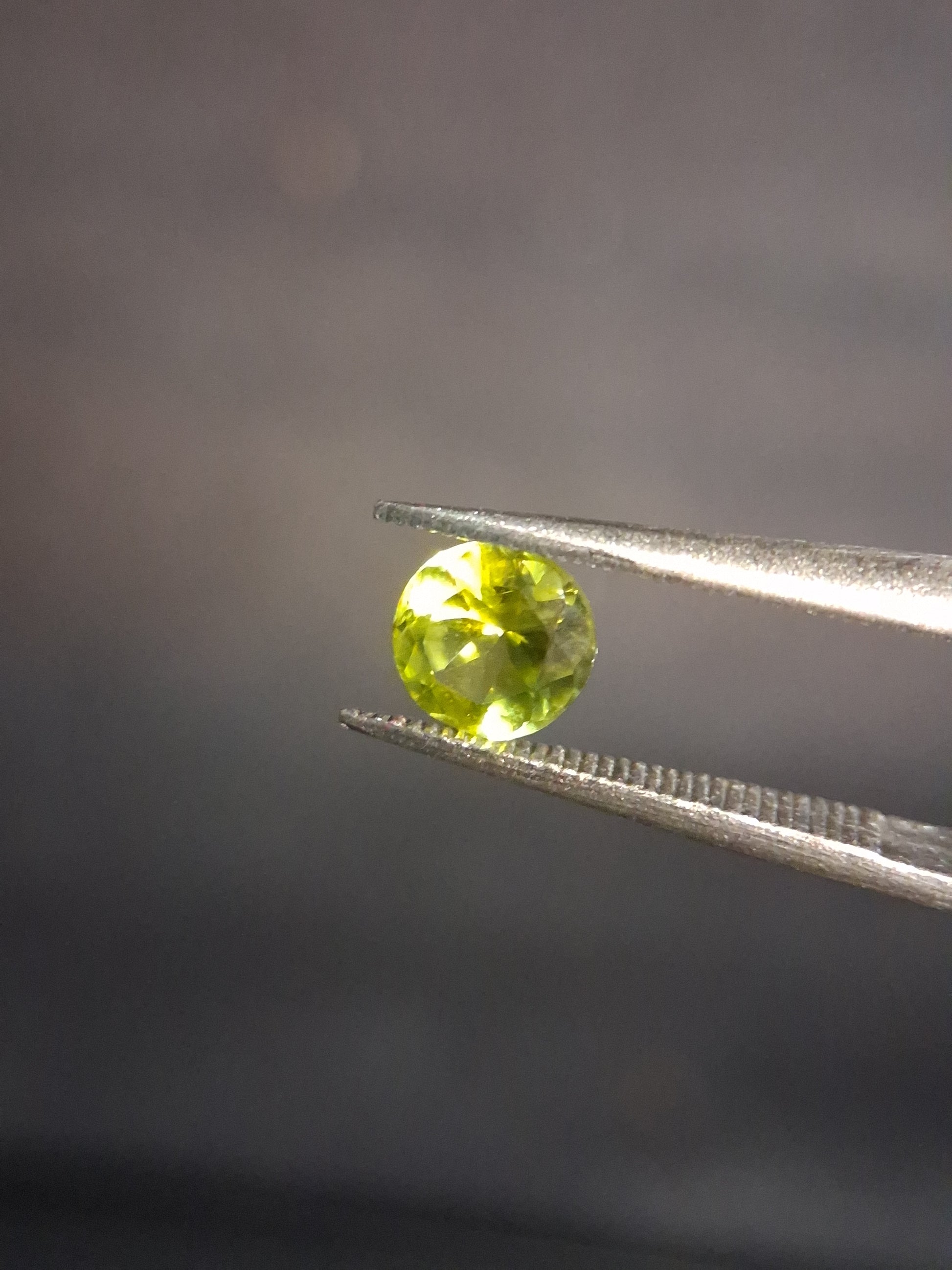 Natural Peridot - 0.515 ct - round - unheated - olive green - Natural Gems Belgium