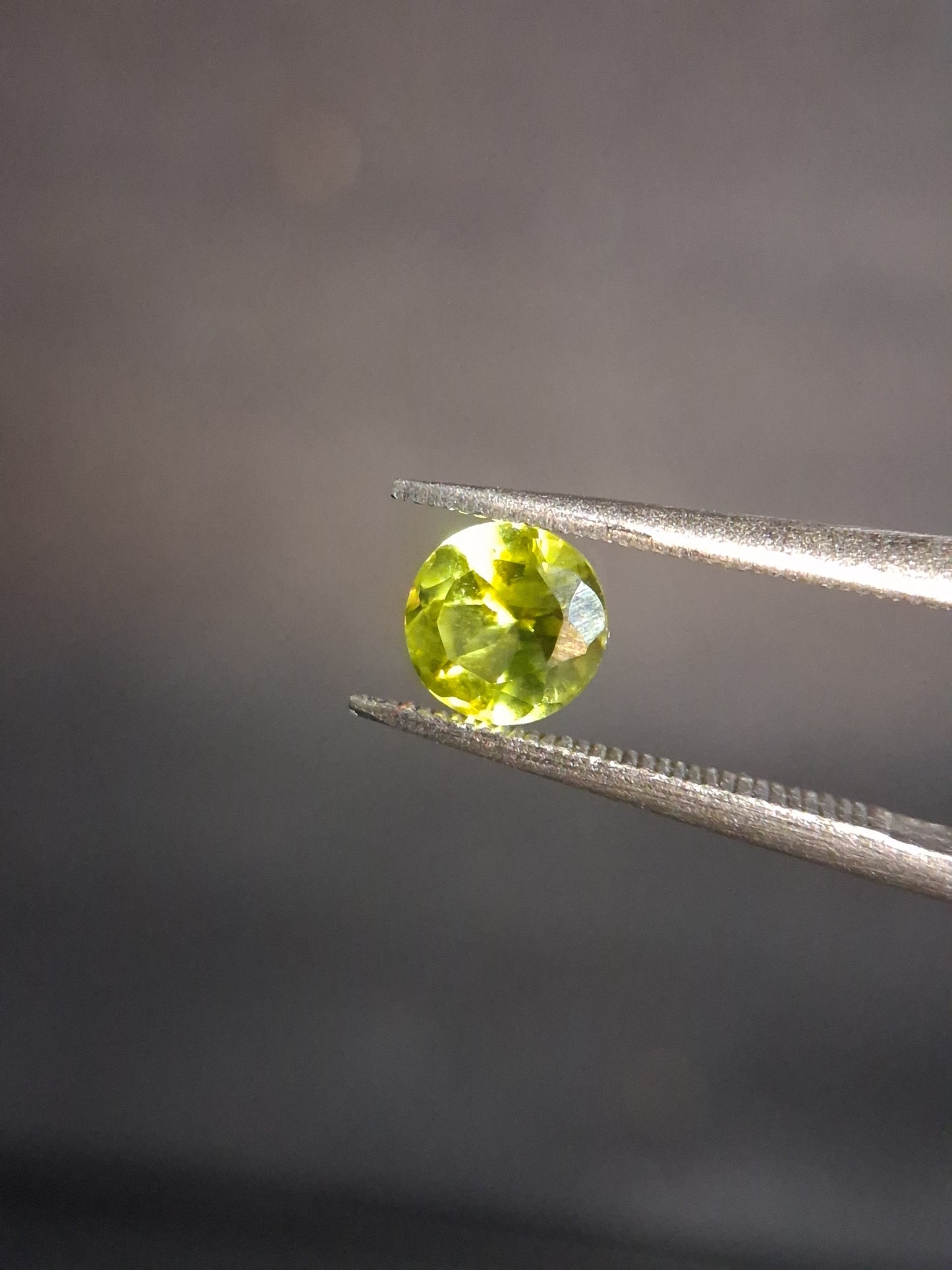 Natural Peridot - 0.515 ct - round - unheated - olive green - Natural Gems Belgium