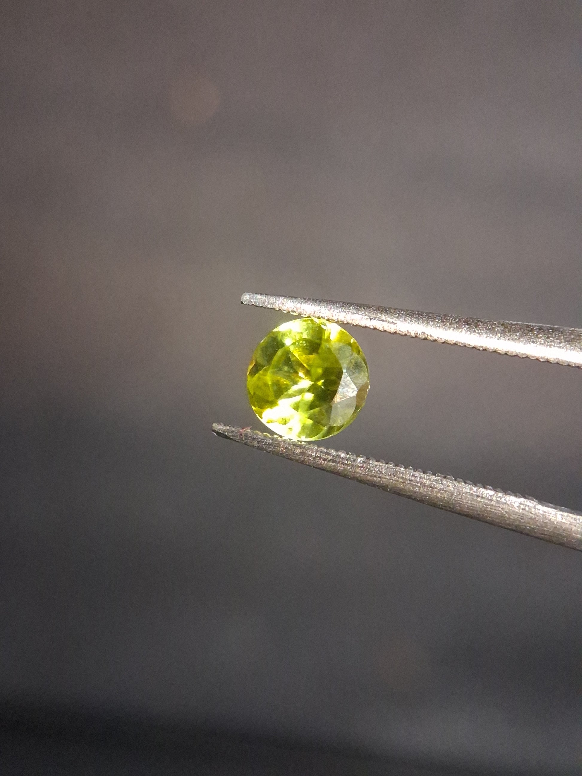 Natural Peridot - 0.515 ct - round - unheated - olive green - Natural Gems Belgium