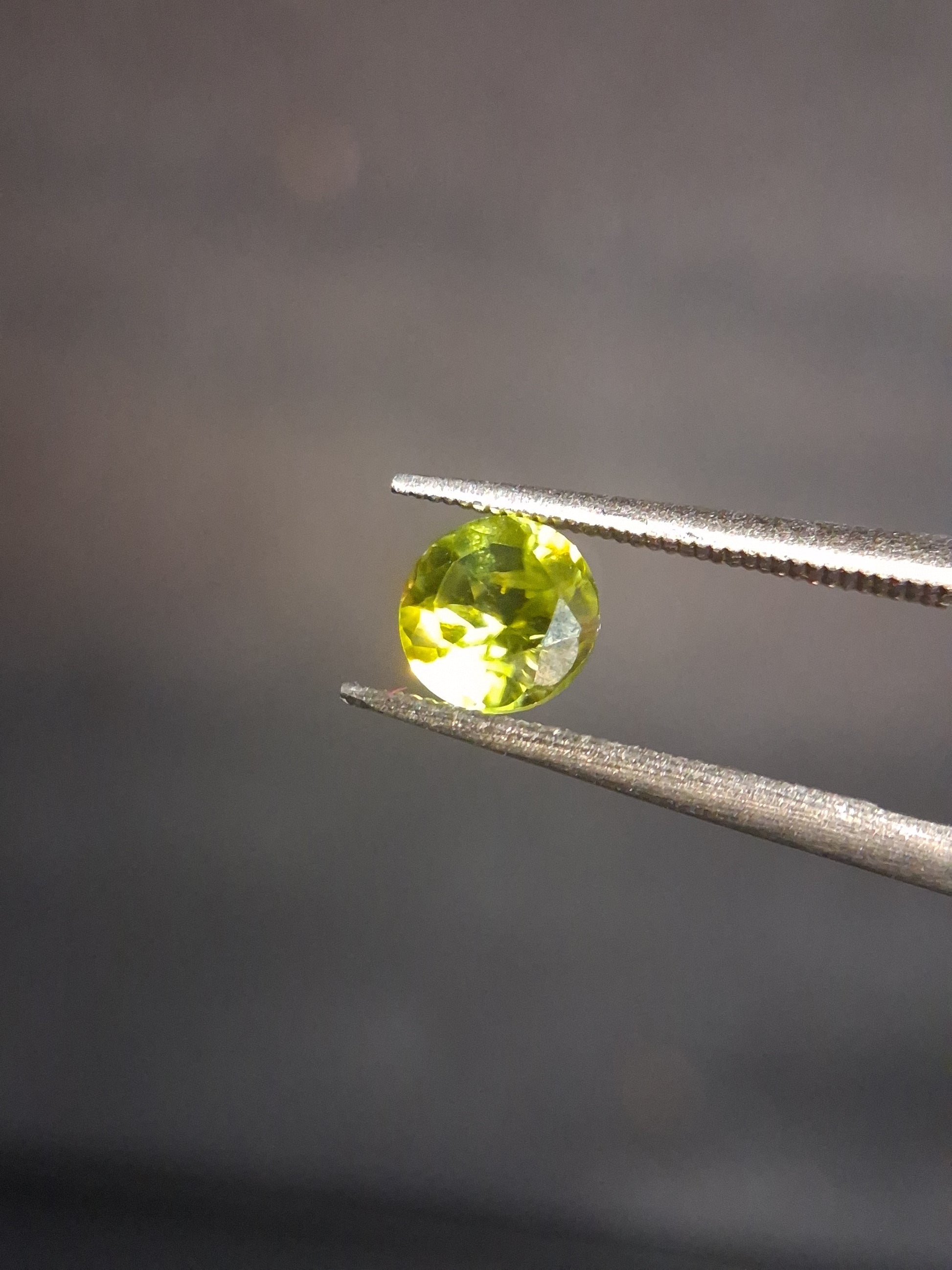 Natural Peridot - 0.515 ct - round - unheated - olive green - Natural Gems Belgium