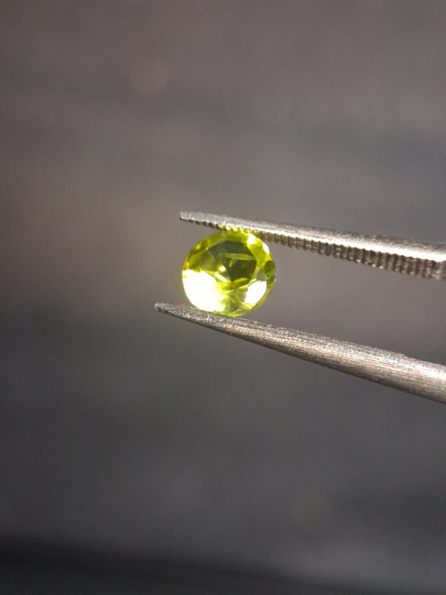 Natural Peridot - 0.515 ct - round - unheated - olive green - Natural Gems Belgium