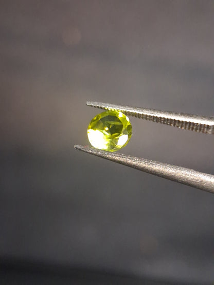 Natural Peridot - 0.515 ct - round - unheated - olive green - Natural Gems Belgium