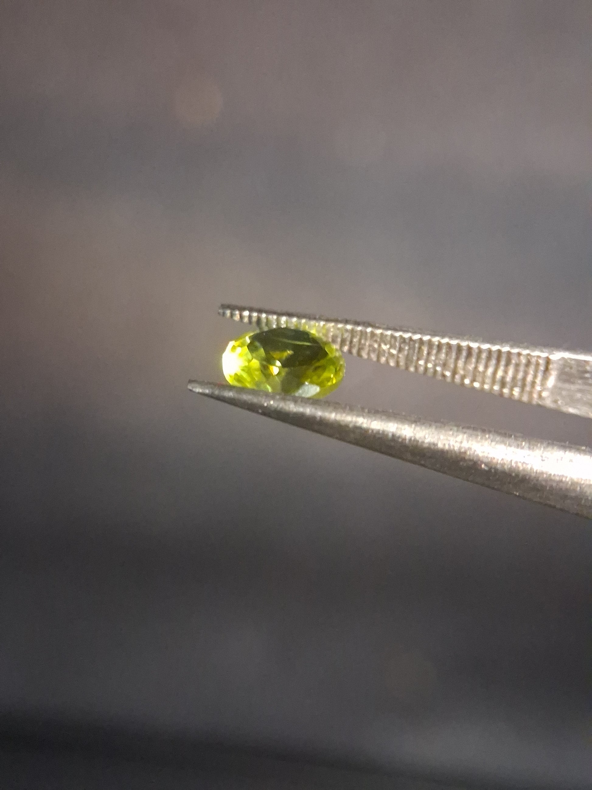 Natural Peridot - 0.515 ct - round - unheated - olive green - Natural Gems Belgium