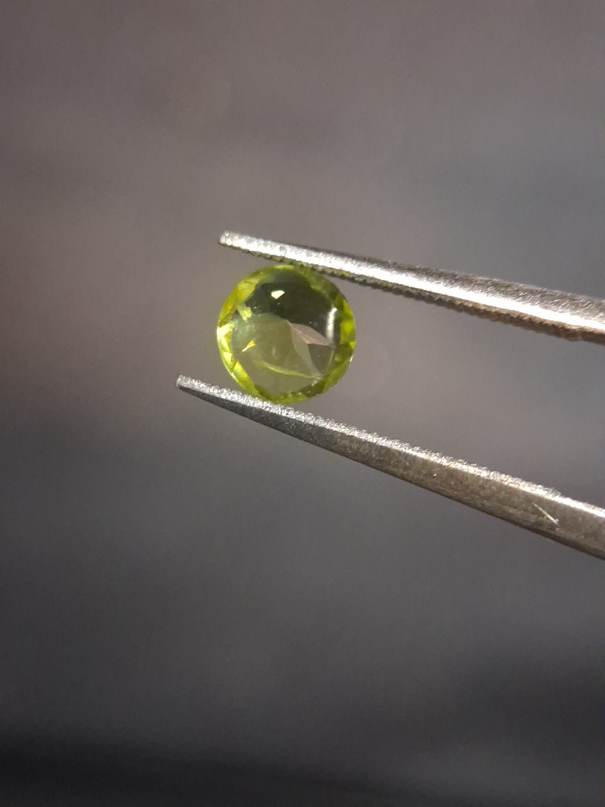 Natural Peridot - 0.515 ct - round - unheated - olive green - Natural Gems Belgium